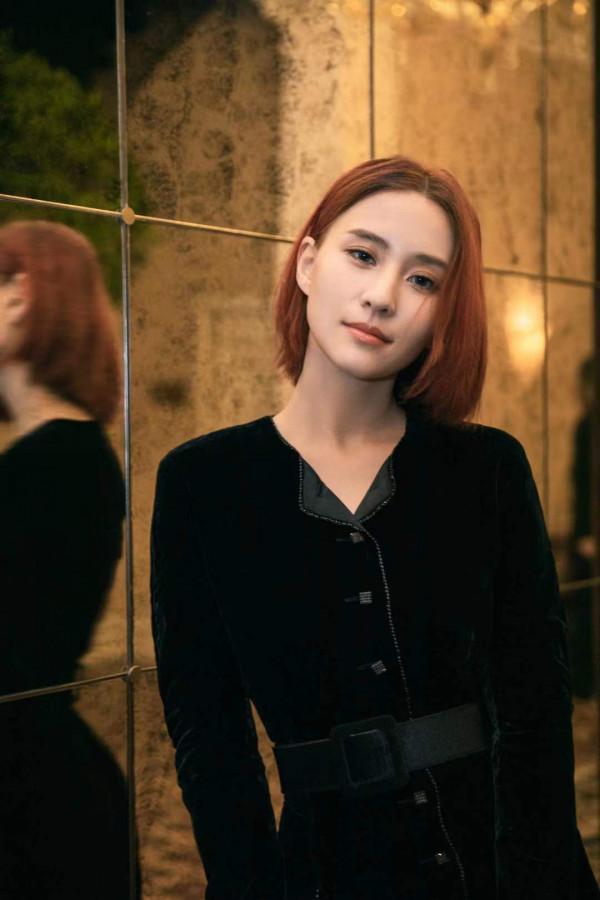 何超蓮亮相Armani時裝秀 黑色刺繡長裙高貴優雅