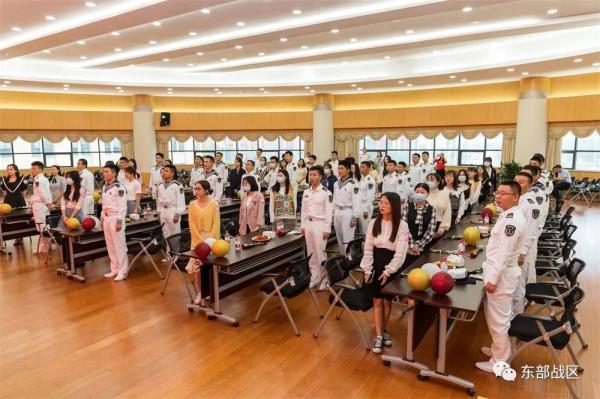 3個小時,12個海軍帥哥與小姐姐牽手成功 3個小時,12個海軍帥哥與小姐姐牽手成功