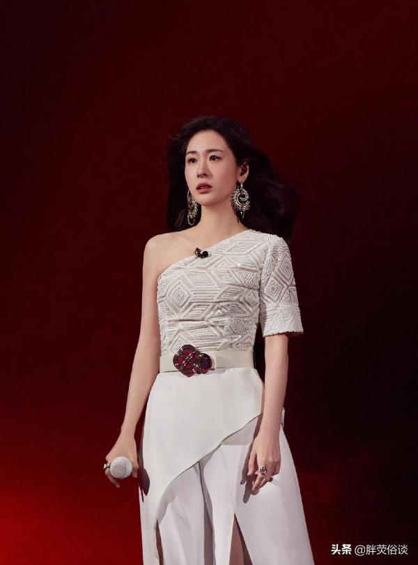 張碧晨一身現代裝很大氣，就是眼光不太好喜歡上了華晨宇