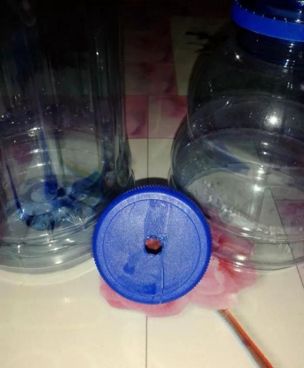 塑膠瓶剪幾刀，做成“垂吊”花盆，養綠蘿、吊蘭太方便了