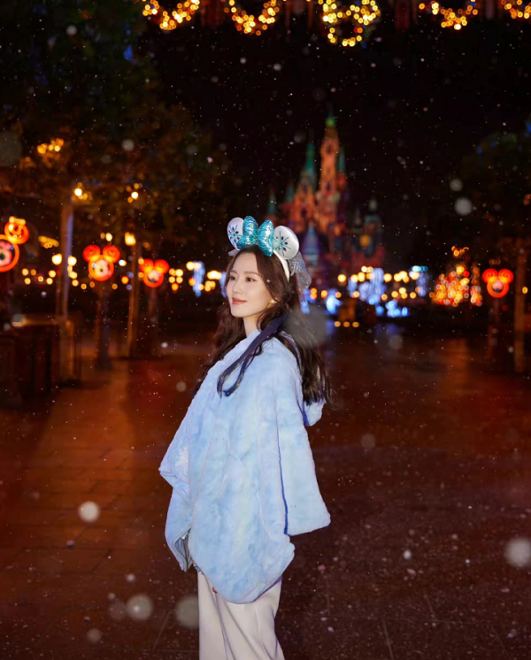 劉詩詩氣質真絕了!拎可愛毛絨包包都有貴婦感,光腿穿皮裙不怕凍 劉詩詩氣質真絕了!拎可愛毛絨包包都有貴婦感,光腿穿皮裙不怕凍