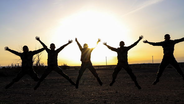 一組夕陽下的剪影，帶你領略防空兵的芳華