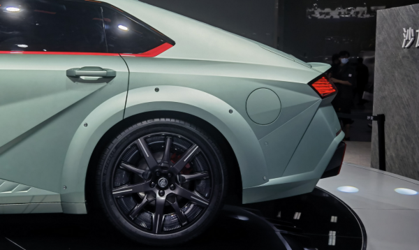 汽車界的BUG，新能源汽車！最新i4與沙龍機甲龍如何選擇