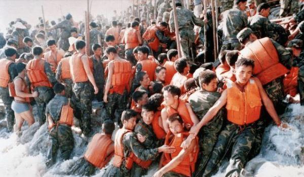 九江大堤決口,朱鎔基看到官兵救災熱淚盈眶,轉身怒罵豆腐渣工程 九江大堤決口,朱鎔基看到官兵救災熱淚盈眶,轉身怒罵豆腐渣工程