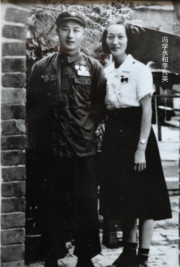 1952年，一連長看見銀幕上與主席握手的勞模，突然大哭：她是我妻