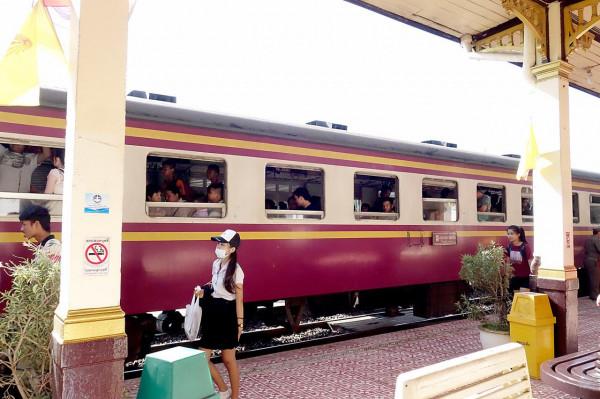 在泰國乘綠皮火車
