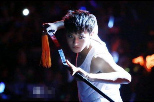 黃子韜：成名後不忘本，把啞巴發小留身邊，還出錢給他開咖啡店