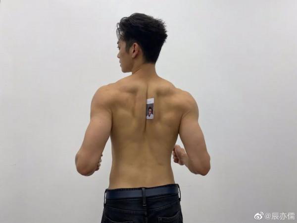 辰亦儒40歲狀態太好了!背肌夾萬物是這麼練成來的 辰亦儒40歲狀態太好了!背肌夾萬物是這麼練成來的