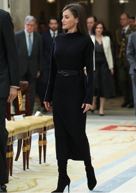 西班牙王室“最萌身高差”:王后踩恨天高仰望，國王摟不到小蠻腰