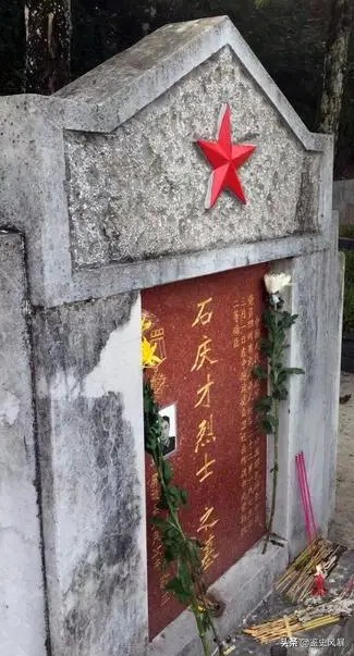 守家35載&comma;烈士未婚妻以弟媳身份去雲南掃墓&comma;獲3千多軍人起立敬禮