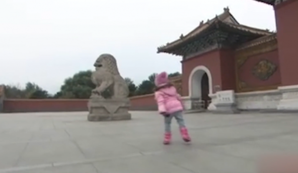 外國女孩天生雙腿畸形，頂級醫院稱無法治癒，結果被中醫3月看好