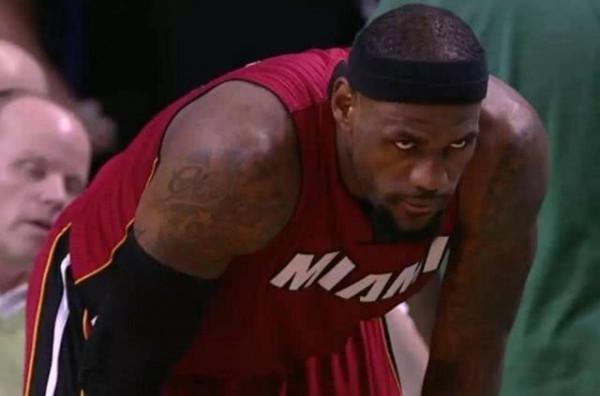 NBA那些秒殺全場的眼神瞬間，光氣場就贏了！詹姆斯2張照片上榜