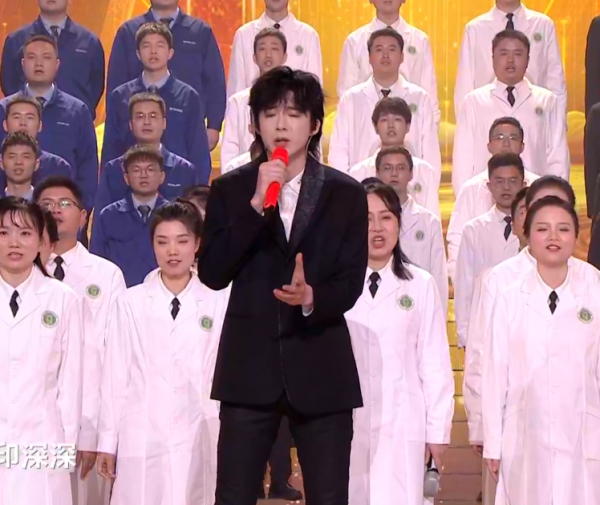 湖南春晚狀況多：何炅屢次口誤，劉謙被疑整容，劉宇寧太高擋鏡頭