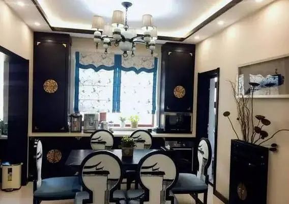 參觀朋友的新家，這新房算是毀了，裝得跟靈堂一樣，不信大家瞧