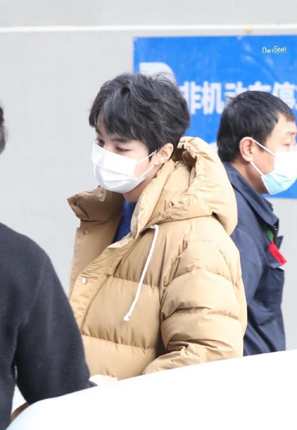 王俊凱參加文聯百花春晚的路透曝光，穿咖色羽絨服好暖和，真低調