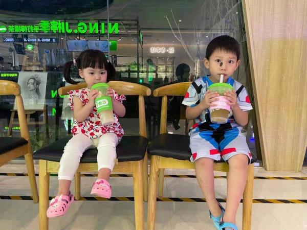 哥哥—妹妹,兩個可愛的寶寶 哥哥—妹妹,兩個可愛的寶寶