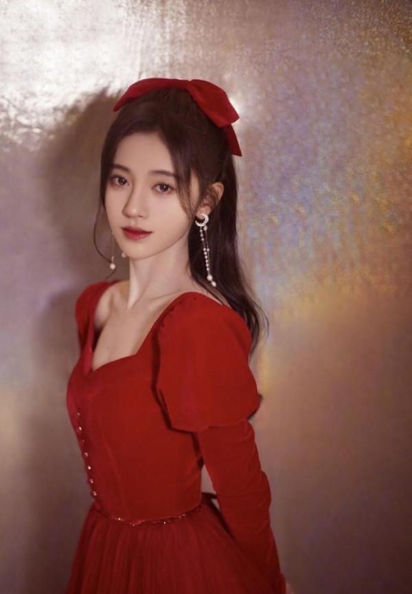 為什麼鞠婧禕穿紅色連衣裙時尚又甜美？我們穿卻土裡土氣，因為？