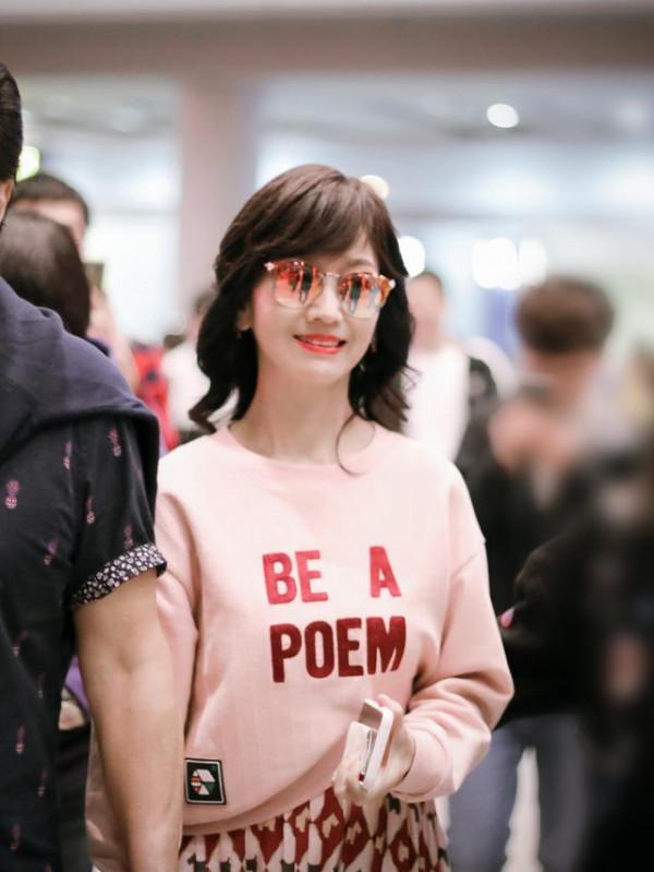 趙雅芝真鍾情於少女風，穿粉嫩衛衣配狗狗裙，與丈夫同框像兩代人