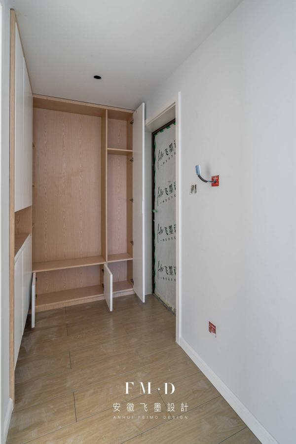 她家玄關櫃可以打滿分了！L型一邊懸空，一邊換鞋凳，功能多多