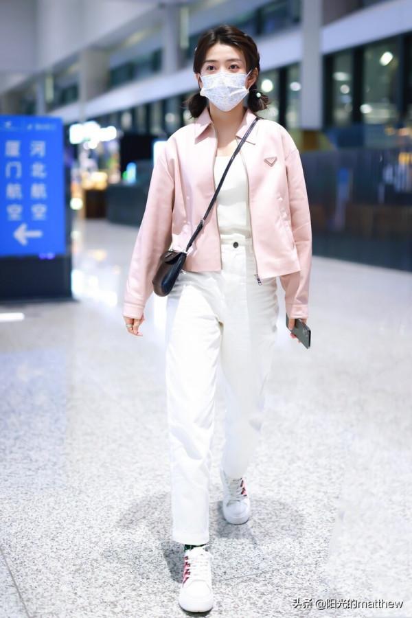 梁潔粉色皮夾克搭配白色錐形褲時尚酷風，對鏡揮手微笑甜美迷人