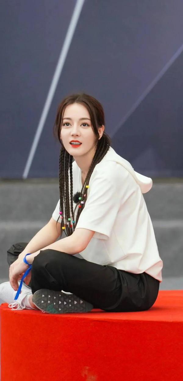 迪麗熱巴 參加綜藝活動 白襪美足（大圖）