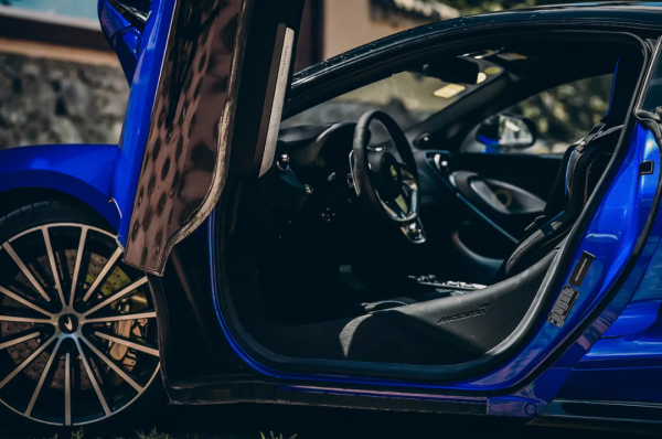 這輛跑車帶給我的全新認知，居然是豪華、舒適和足夠便宜