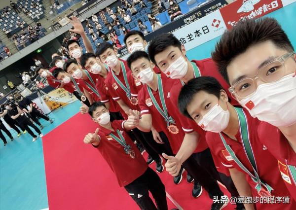 隊長江川帶頭慶祝，戴眼鏡帥氣斯文，球迷：“最佳接應”