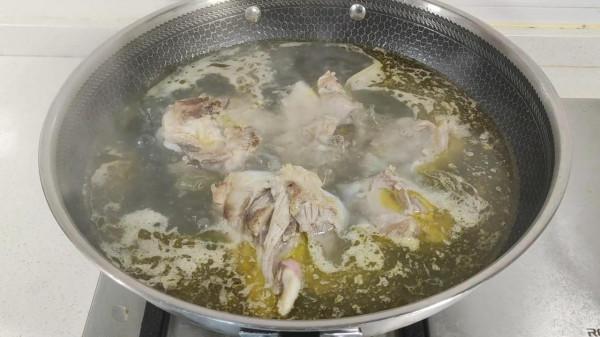 燉大骨頭湯，牢記3放3不放的訣竅，湯色奶白像牛奶，味美甘甜好喝