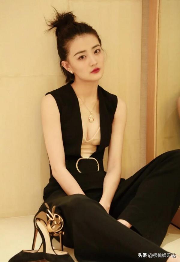 徐璐驚豔美圖,膚白有氣質,笑容甜美心動的感覺 徐璐驚豔美圖,膚白有氣質,笑容甜美心動的感覺