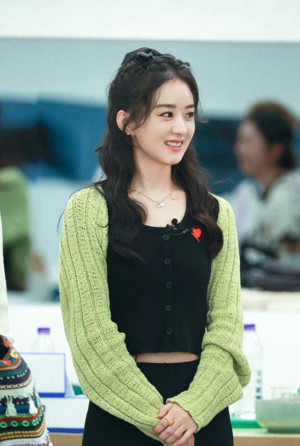 趙麗穎離婚後帥出新高度，拼接西裝簡單卻有質感，高馬尾又美又颯