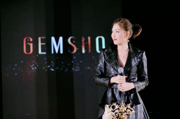 35歲的李彩樺美得驚豔！皮衣搭印花短裙露腿，一襲白裙似仙女