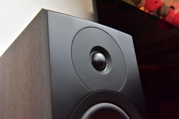 大眾買得起的丹拿書架箱上手：僅靠技術細節就足以驗明正身