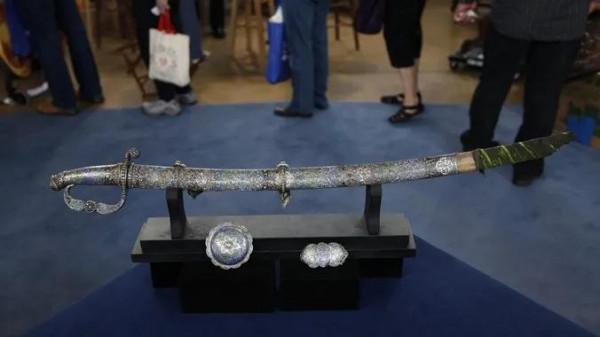 1985年他用3184元買下一把長劍，36年後價格漲到63萬