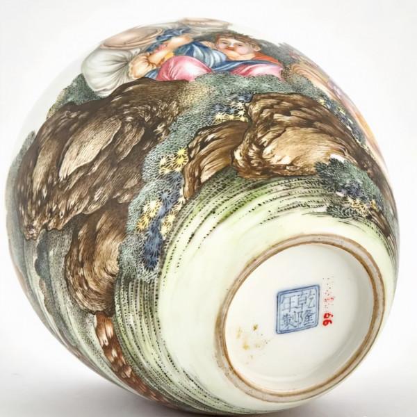 紐約小型拍賣驚現乾隆御瓷？「無頸」乾隆琺琅彩瓶1560萬成交