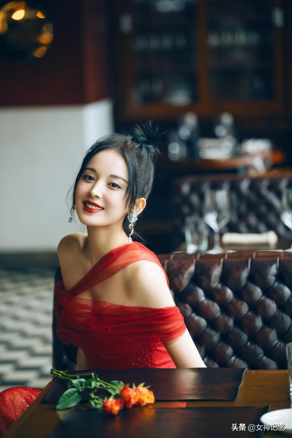 古力娜扎穿一襲紅色紗裙,嫵媚動人 古力娜扎穿一襲紅色紗裙,嫵媚動人