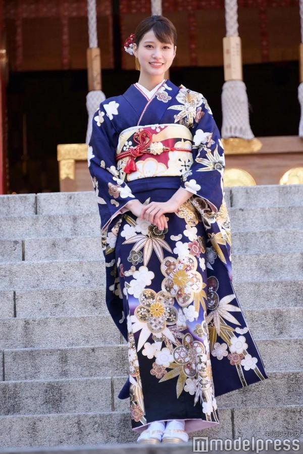 生見愛瑠拍攝成人禮寫真，爆料“媽媽很嚴厲但我想成為那樣的人”