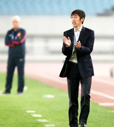 事實證明本土教練的執教水平只能在四十強賽這種低水平賽事上玩玩