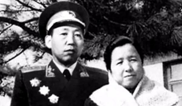 他擔任了18年空軍副司令，41歲授中將，57歲被免職