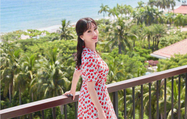 68歲的趙雅芝真凍齡,穿蘋果裙,配櫻桃耳環,宛如28歲年輕小姑娘 68歲的趙雅芝真凍齡,穿蘋果裙,配櫻桃耳環,宛如28歲年輕小姑娘