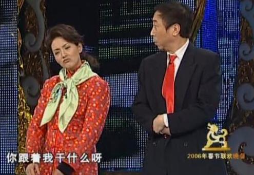 48歲牛莉首曬三娃，兩兒一女為媽媽捏背捶腿，長相均隨富商爸爸