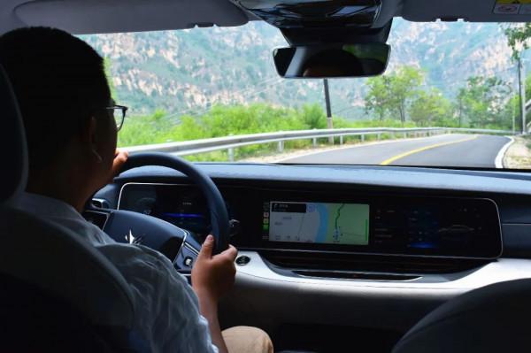 不止滿滿科技感，試駕極狐阿爾法S：豪華感十足，行駛品質出眾