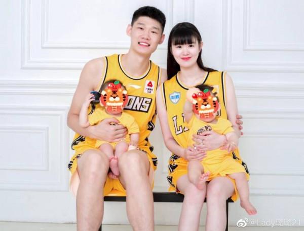 胡金秋熟悉奶爸業務，吳前曬鍋蓋大的螃蟹，回不回家都要好好過年