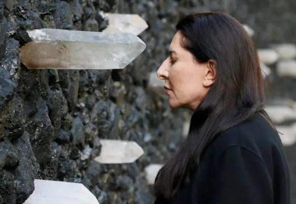 鳳凰藝術 每週藝聞 | 班克斯的畫又被碎了一次 阿布拉莫維奇新作亮相