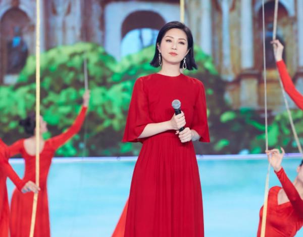 央視國慶晚會：胡歌一人分飾五角，李雪健一開唱中國式浪漫破防了