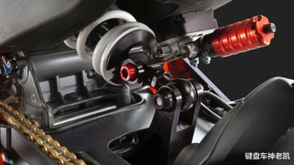 玩泥巴的KTM玩賽道了,又輕又強的RC8 C登場,就問怕不怕 玩泥巴的KTM玩賽道了,又輕又強的RC8 C登場,就問怕不怕