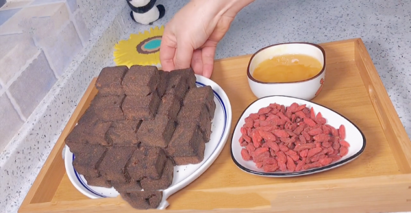 女人40歲別太節儉，常吃9種“零嘴”，滋陰補血，氣色紅潤顯年輕