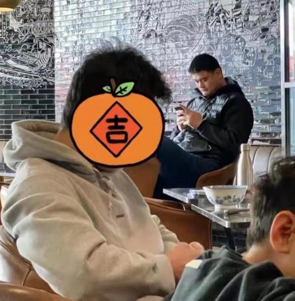 姚明女兒近照曝光，11歲身高超1米8，腿長驚豔人站姿挺拔