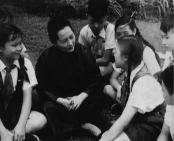 建國後領導工資對比,周恩來404塊,宋慶齡879塊,毛主席有多少? 建國後領導工資對比,周恩來404塊,宋慶齡879塊,毛主席有多少?