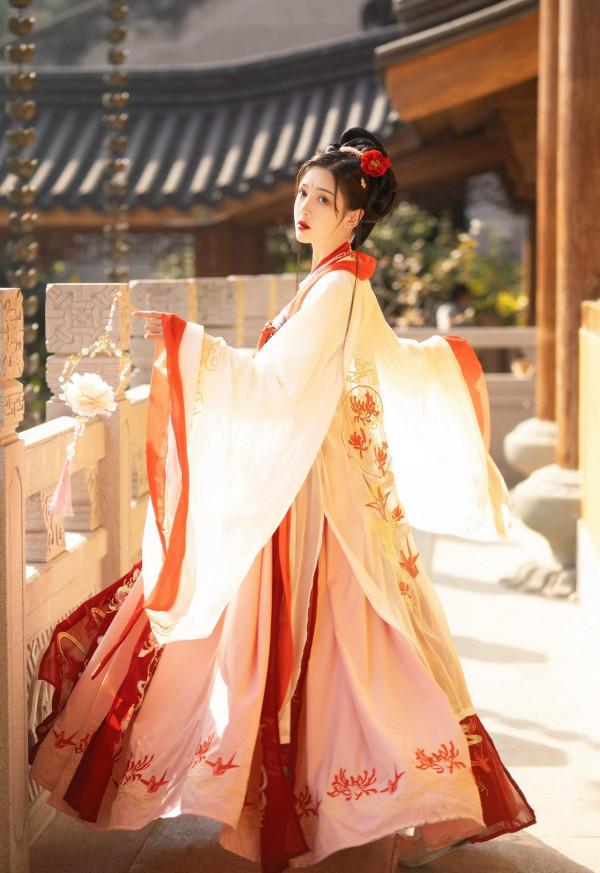 古力娜扎穿唐裝演繹華服之美,高髻美簪,輕歌豔舞,重回唐朝夢 古力娜扎穿唐裝演繹華服之美,高髻美簪,輕歌豔舞,重回唐朝夢