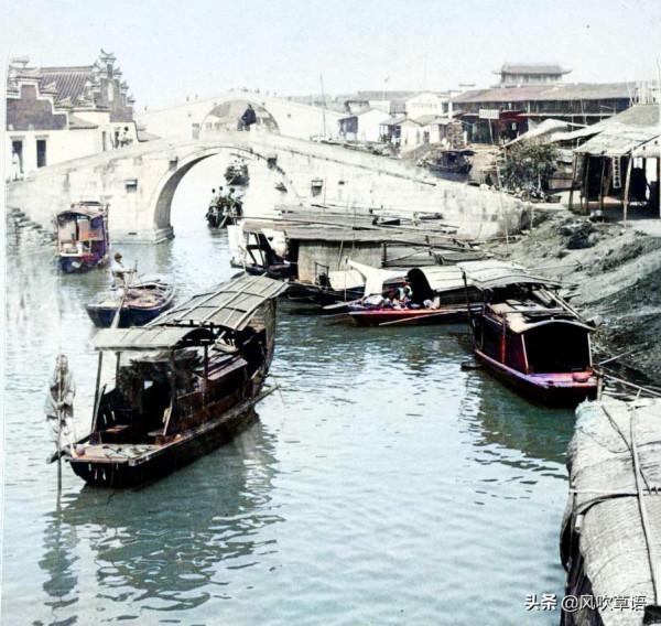 1900年的蘇州，婦人在吳門橋下浣洗衣物，男子在玉帶橋前思考人生